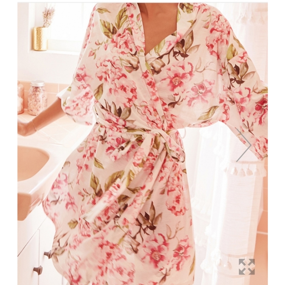 NWOT Show Me Your Mumu Floral Robe